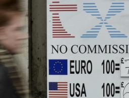 أسعار العملات خارج مكتب صرافة في لندن (رويترز)