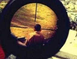 جندي اسرائيلي يقنص طفل فلسطييني (أرشيف)