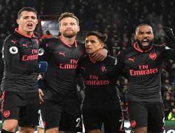 لاعبو أرسنال برفقة سانشيز