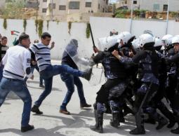 عناصر السلطة يعتدون على طلبة الجامعات