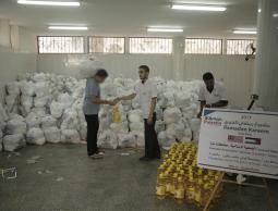 خلال توزيع المساعدات