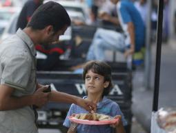 توزيع الحلوى في غزة ابتهاجا بعملية القدس