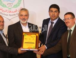 هاشم خلال تكريمه من هنية