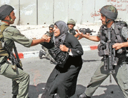 جنود الاحتلال يعتدون على النساء  (أرشيف)