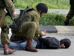قوات الاحتلال تعتقل شاب فلسطيني(أرشيف)