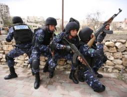 أجهزة أمن السلطة خلال إحدى المداهمات