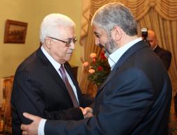 عباس يتلقى اتصالا هاتفيا من خالد مشعل