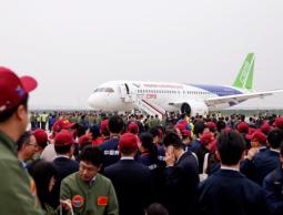 احتفال بمطار بودونغ الدولي في شنغهاي بإقلاع طائرة ركاب من طراز "سي 919" من إنتاج الصين
