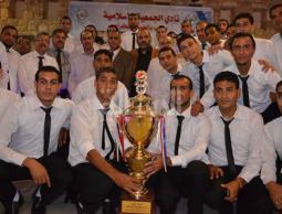 فريق الجمعية برفقة المدهون وأبو حشيش خلال الحفل