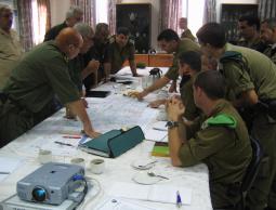 صورة (أرشيفية) تجمع أفراد من جهاز المخابرات الفلسطيني برفقة جنود الاحتلال