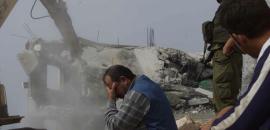 فلسطيني يبكي بعد هدم الاحتلال لمنزله -(أرشيفية).jpg