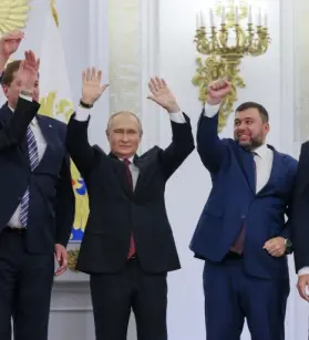 بوتين متوسطا الزعماء السياسيين للمناطق الأربع التي ضُمت للاتحاد الروسي (رويترز