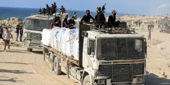 المساعدات الأمريكية إلى غزة... مغلفة بالشعارات ومغمسة بدماء المجوعيين!