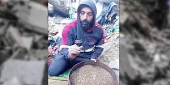 بالغربال يبحث عن عظام عائلته