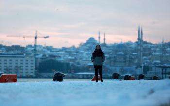 يستمتع الناس بالثلج بعد تساقط الثلوج بغزارة في اسطنبول