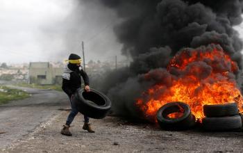 المتظاهرون الفلسطنييون يحرقون الإطارات خلال المواجهات الاسبوعية مع قوات الاحتلال الإسرائيلي عقب مسيرة ضد الاستيطان في كفر قدوم