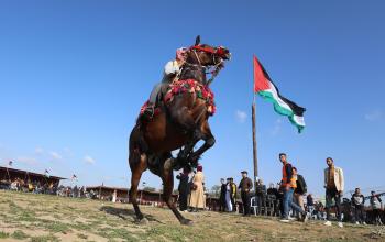 فلسطينيون يشاركون في مهرجان البادية التراثي لإحياء ذكرى يوم الارض الفلسطيني في مدينة دير البلح