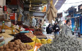 بائعون فلسطينيون يعرضون بضائعهم وسط غلاء الاسعار عالميا بسبب الأزمة الأوكرانية الروسية في سوق الزاوية في مدينة غزة