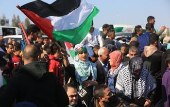 فلسطينيون يشاركون في فعالية لإحياء يوم الأرض الفلسطيني بالقرب من الحدود شرق مدينة غزة