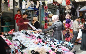 فلسطينيون يتسوقون قبيل عيد الفطر في مخيم نصيرات وسط قطاع غزة