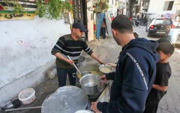 أمجد المجدلاوي يجهز الطعام وتوزيعه على الفقراء خلال شهر رمضان مبارك في مخيم النصيرات