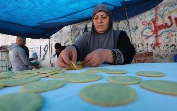 المسنة الفلسطينية مريم صالحة تجهز القطايف وتبيعها خلال شهر رمضان المبارك في مدينة دير البلح