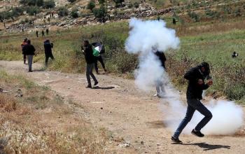 مواجهات بين المتظاهرين الفلسطينيين وقوات الاحتلال الإسرائيلي عقب مسيرة ضد الاستيطان في بيت دجن