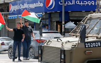 مواجهات بين الشبان الفلسطينيين وقوات الاحتلال الاسرائيلي خلال قمع مسيرة للاعلام الفلسطينية في بلدة حوارة جنوب نابلس