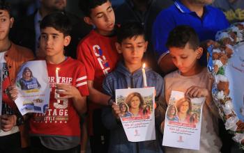 إضاءة الشموع احتجاجا على استشهاد مراسلة الجزيرة شيرين أبو عاقلة برصاص الاحتلال الإسرائيلي