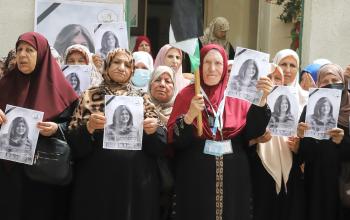 كبار السن خلال وقفة احتجاجية على استهداف مراسلة الجزيرة شيرين أبو عاقلة في مدينة غزة