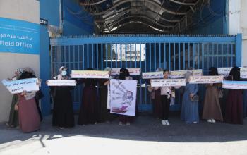 شواغر التعليم يشاركون في وقفة احتجاجية للمطالبة بحقوهم أمام مقر الأونروا في مدينة غزة