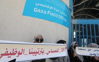 وقفة احتجاجية رفضاً لتجاوز أدوارهن الوظيفية من قبل إدارة الانروا أمام مقر الاونروا في مدينة غزة