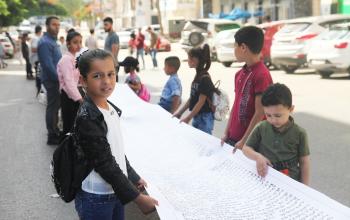 أبناء الأسرى يسلمون أطول رسالة لمؤسسة دولية أمام مقر اللجنة الدولية للصليب الأحمر في غزة