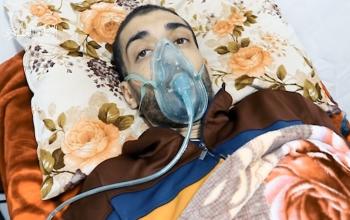 كتائب القسام الجناح العسكري لحركة حماس تعرض فيديو يظهر أحد جنود الاحتلال الأسرى لديها وهو يرقد على سرير ومتصل بجهاز تنفس اصطناعي