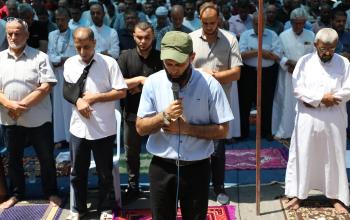 صلاة الجمعة أمام مقر الصليب الأحمر في غزة تضامنا مع الأسرى الفلسطينيين في السجون الإسرائيلية