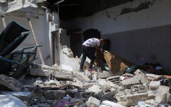 فلسطينيون من عائلة ابو جاسر يتفقدون منزلهم الذي استهدف من قبل طائرات الاحتلال في مدينة جباليا