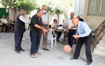 "رعاية كبار السن" تُعيد الطاقة والحيوية للمسنين في مدينة غزة