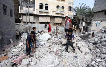 أطفال فلسطينيون يتفقدون الدمار الذي خلفه الاحتلال الاسرائيلي خلال التصعيد الأخير على قطاع غزة، في مدينة رفح جنوب قطاع غزة