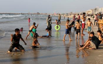 فلسطينيون يستمتعون بأوقاتهم على شاطئ بحر مدينة غزة بعد عودة الحياة إلى طبيعتها وتوقف العدوان (الإسرائيلي)