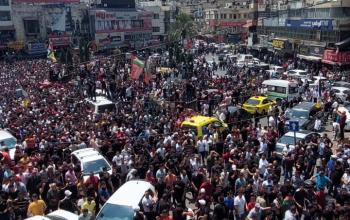 جماهير حاشدة تشارك في تشييع شهداء مدينة نابلس الذين ارتقوا بعد اشتباكات مع قوات الاحتلال
