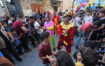 مهرجون فلسطينيون يستعرضون خلال يوم ترفيهي للأطفال في مدينة جباليا شمال قطاع غزة