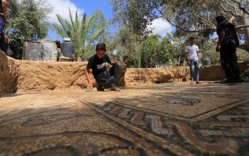 فلسطينيون ينظفون حول أرضية فسيسفاء من العهد البيزنطي اكتشفها مزارع فلسطيني في أرضه في مدينة البريج وسط قطاع غزة