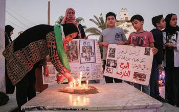 الفلسطينية رحاب كنعان تضيء الشموع في مدينة غزة بمناسبة الذكرى السنوية لفقدان أكثر من 50 فرد من عائلتها في مذبحتي تل الزعتر وصبرا وشاتيلا