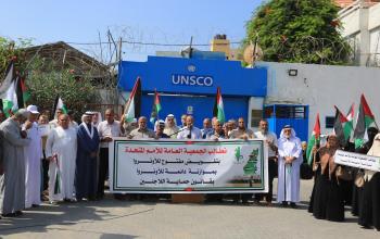 فلسطينيون يشاركون في الوقفة التضامنية لمطالبة الأمم المتحدة بدعم الأونروا أمام مقر UNSCO في مدينة غزة