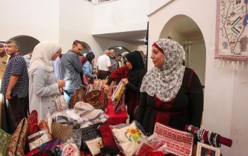 فلسطينيون يشاركون في معرض تراثي لدعم الحرف اليدوية والصناعات التقليدية ضمن مهرجان القدس للتراث الدولي احتفالا باليوم الوطني للتراث الفلسطيني