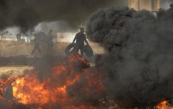 فلسطينيون يحرقون الإطارات بالقرب من السياج الحدودي شرق غزة احتجاجًا على استشهاد ستة فلسطينيين في نابلس