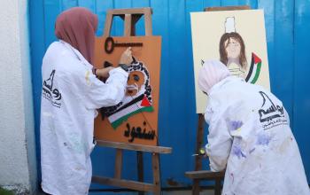 فنانون فلسطينيون يرسمون لوحات فنية بغزة في اليوم العالمي للتضامن مع الشعب الفلسطيني