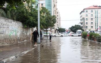 متابعة طواقم البلدية لتداعيات المنخفض الجوي في مدينة غزة