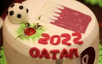 فلسطينيون يصنعون كيك تصور "كأس العالم - قطر 2022" في مدينة خان يونس جنوب قطاع غزة