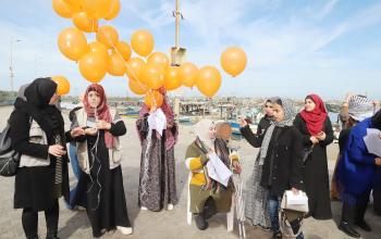 نساء فلسطينيات يشاركن في حملة ال١٦ يوم لمناهضة العنف ضد المرأة في ميناء مدينة غزة